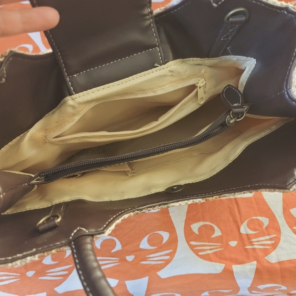 Adorable Crocheted Via Roma bag. Outside is perfect, inside needs work - Picture 6 of 7